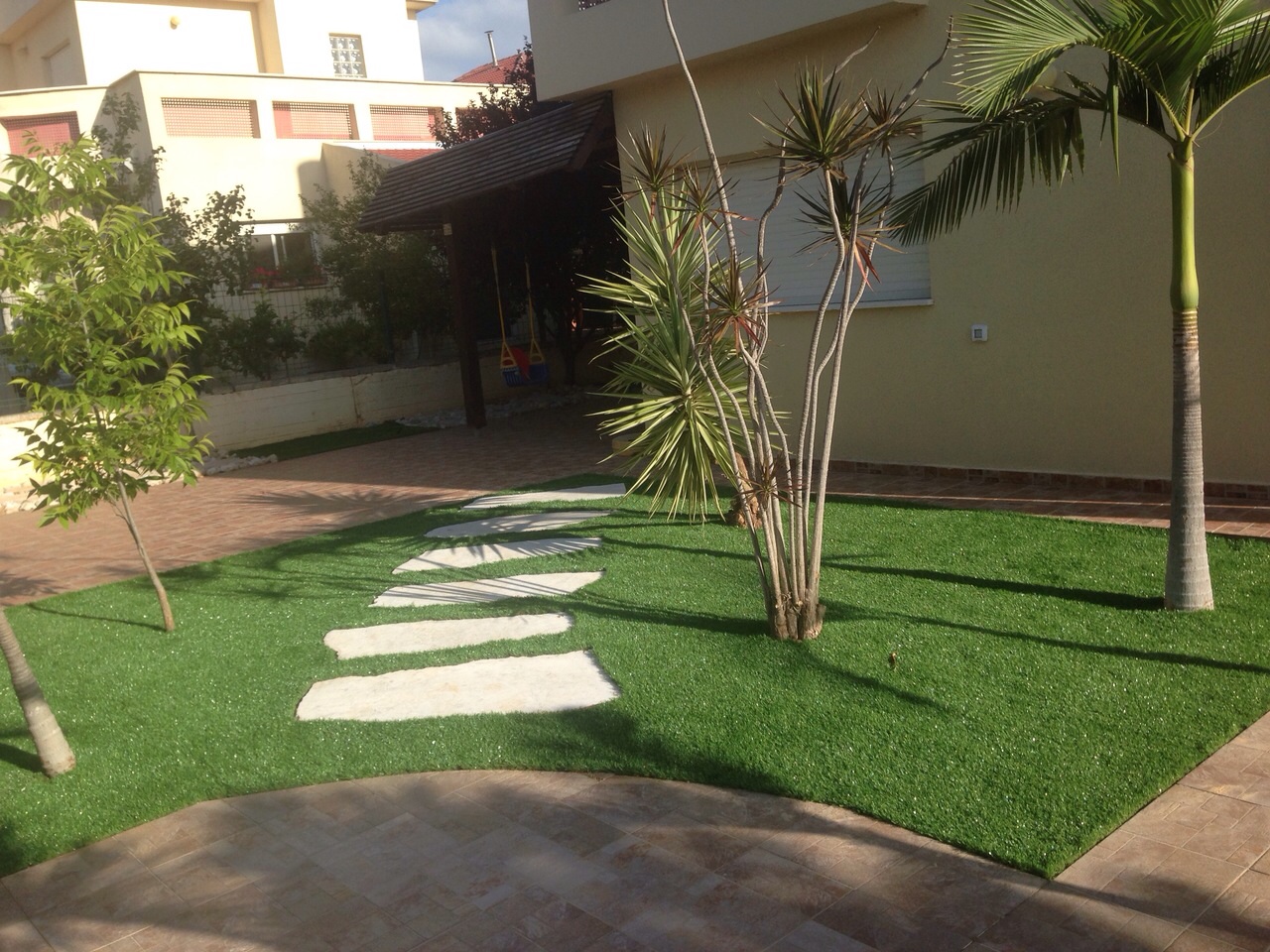 מדריך לבחירת גנן מומלץ לתחזוקת גינות נוי בחדרה: טיפים מקצועיים